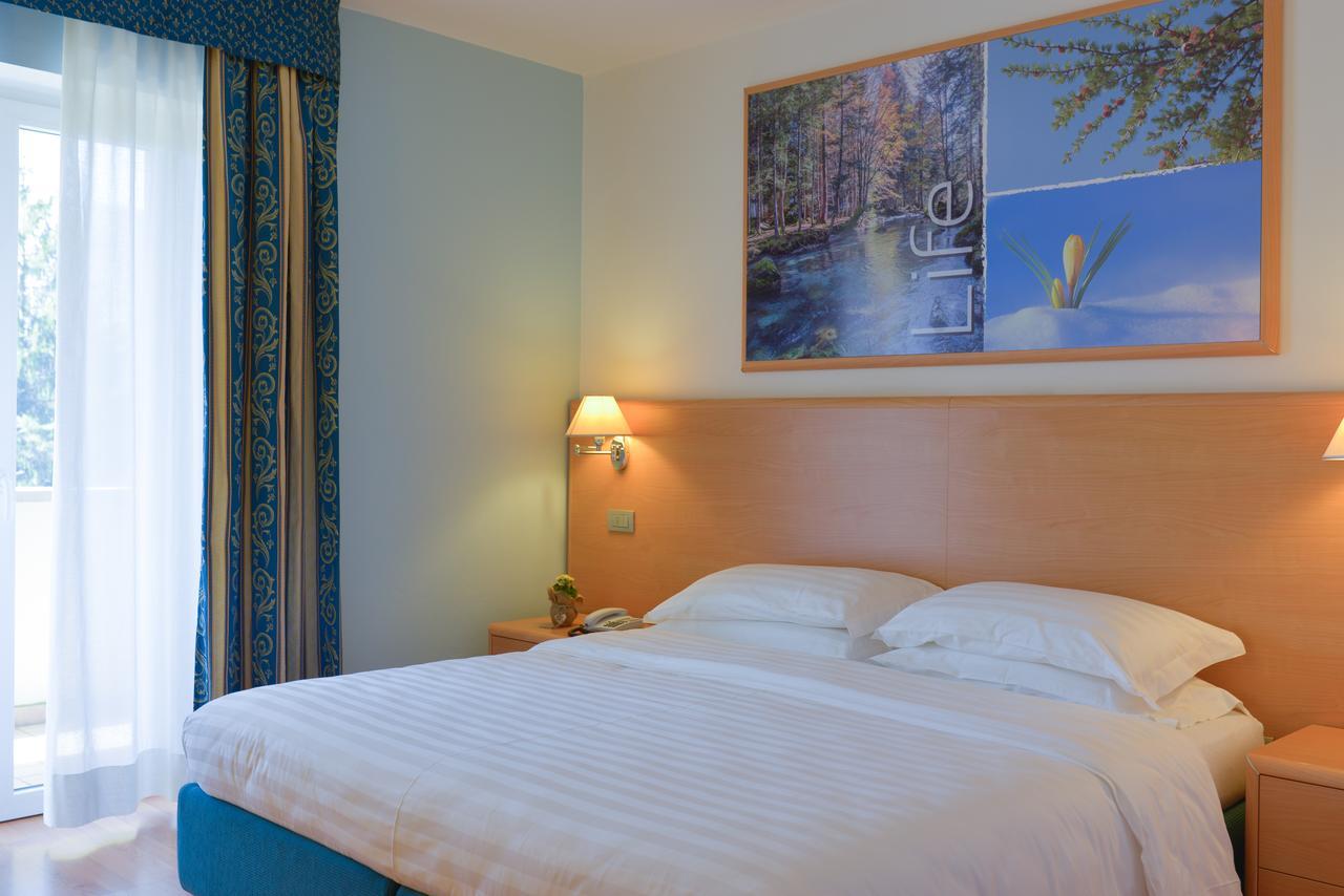 Vital Hotel Flora Comano Terme Eksteriør billede